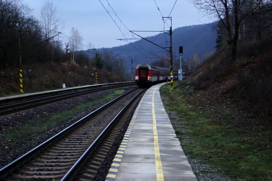 odchod vlaku zo zastávky Ružín