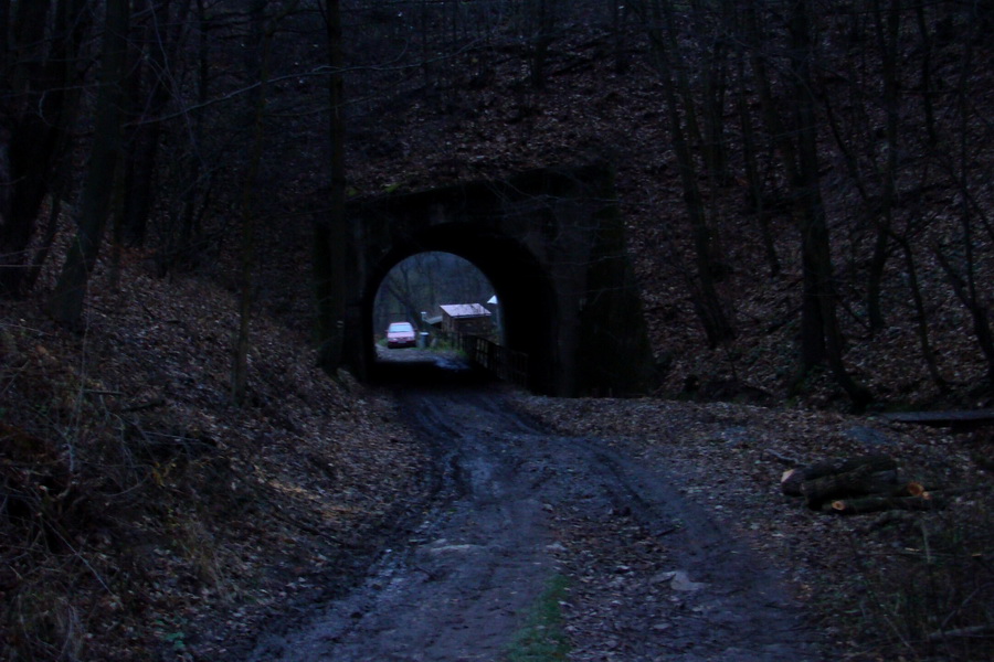 tunel pod traťou