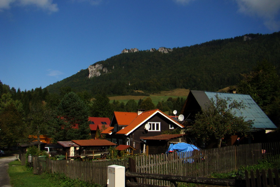 Štefanová, v pozadí Poludňové skaly