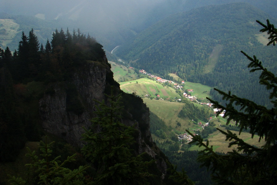 zostup do sedla Medzirozsutce, pohľad na obec Biela