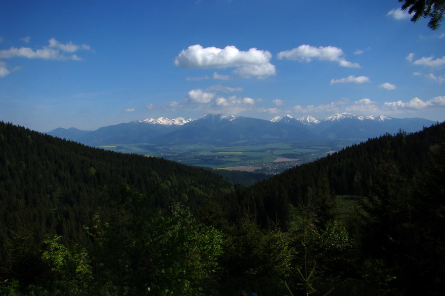 výhľad na Baranec a Západné Tatry sponad Brtkovice