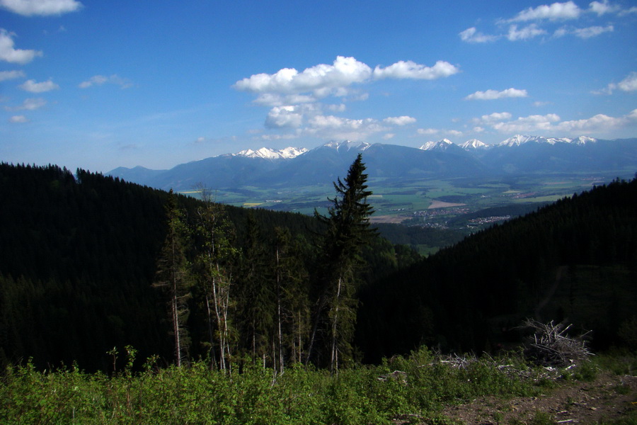 pohľad na Západné Tatry s Barancom v popredí