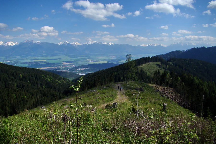 výhľad na Liptovský Hrádok so Západnými Tatrami v pozadí