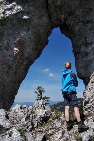 Zuzanka pod skalným oknom na Ohništi