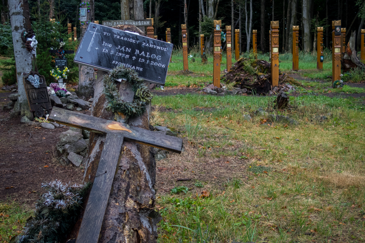 Füzéri vár a pamätník obetiam leteckej katastrofy pri obci Hejce (Zemplínske vrchy (HU))