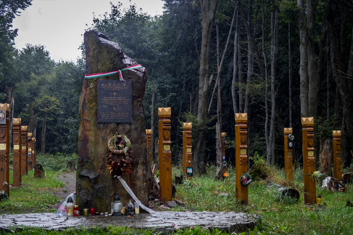 Füzéri vár a pamätník obetiam leteckej katastrofy pri obci Hejce (Zemplínske vrchy (HU))