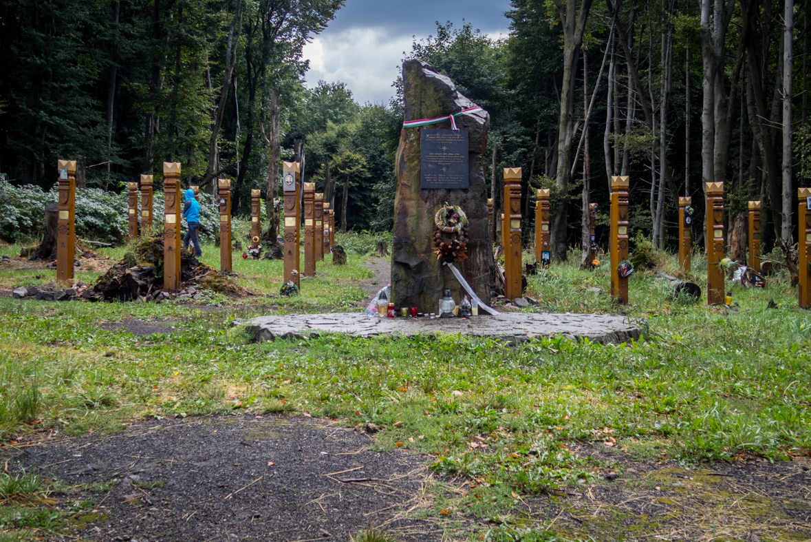 pamätník obetiam leteckej katastrofy v roku 2006 pri obci Hejce