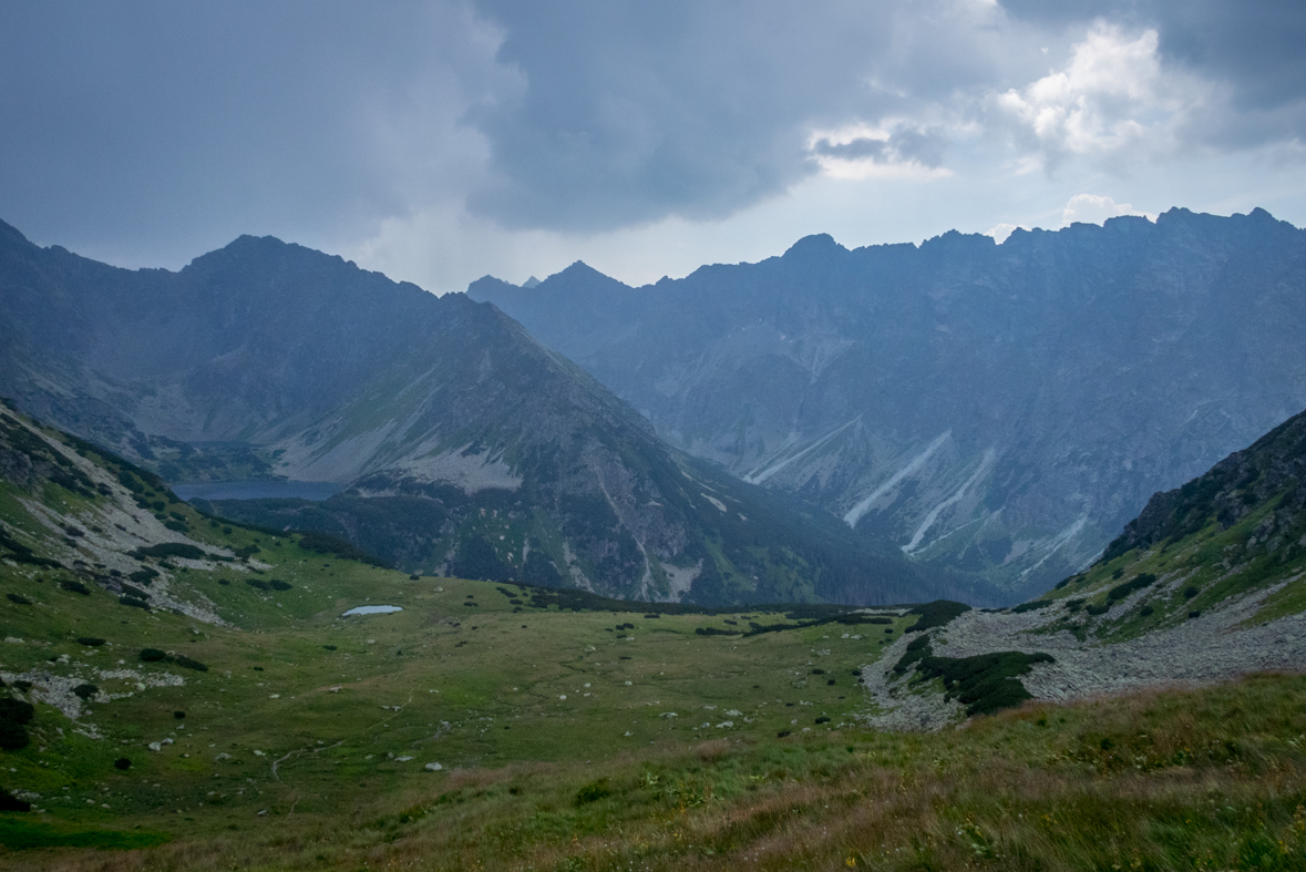 Kobylie pliesko, v pozadí Nižné Temnosmrečinské pleso