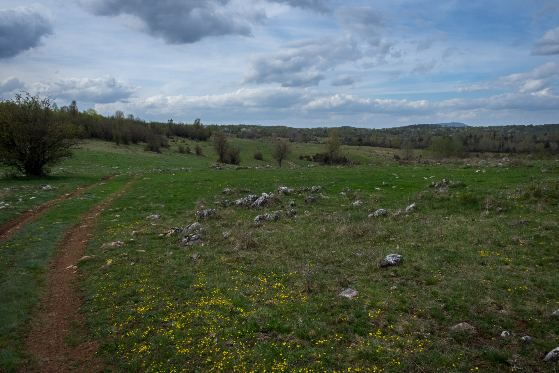 Dievčenská skala a Silická ľadnica skratkami Silickej planiny (Slovenský kras)