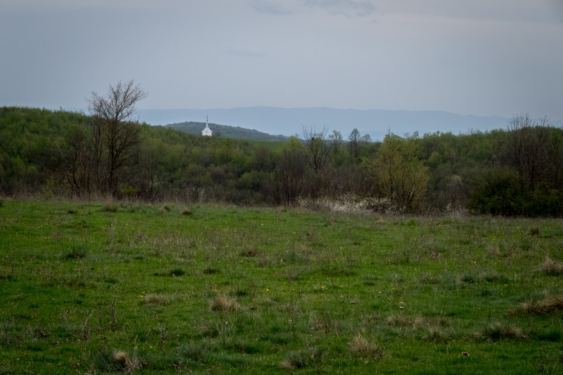 Dievčenská skala a Silická ľadnica skratkami Silickej planiny (Slovenský kras)