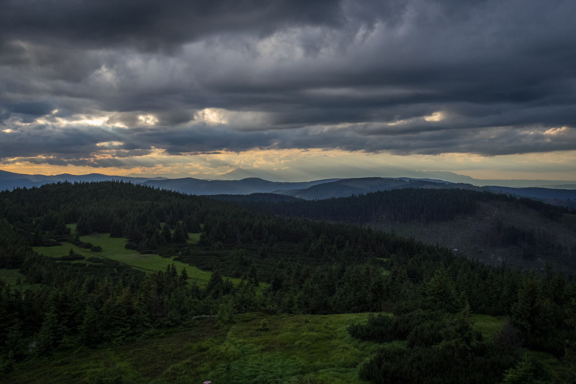 Skalisko z vodnej nádrže Úhorná (Volovské vrchy)