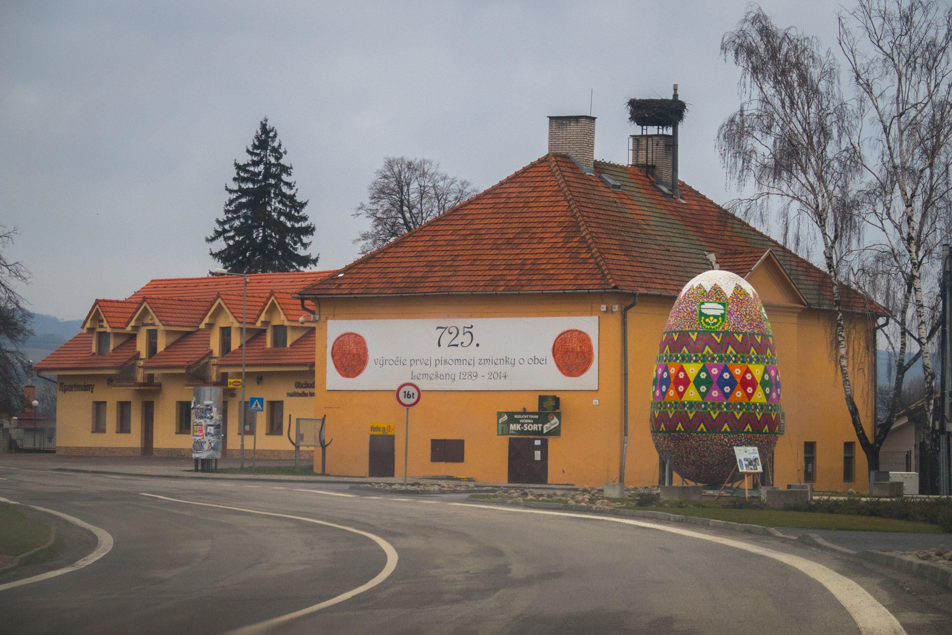 Kraslica v Lemešanoch so základom z polystyrénu má výšku 5,1 m, obvod v najširšom mieste má 9,57 m, na je výzdobu sa použilo okolo 60 tisíc farebných vrchnákov z PET fliaš.