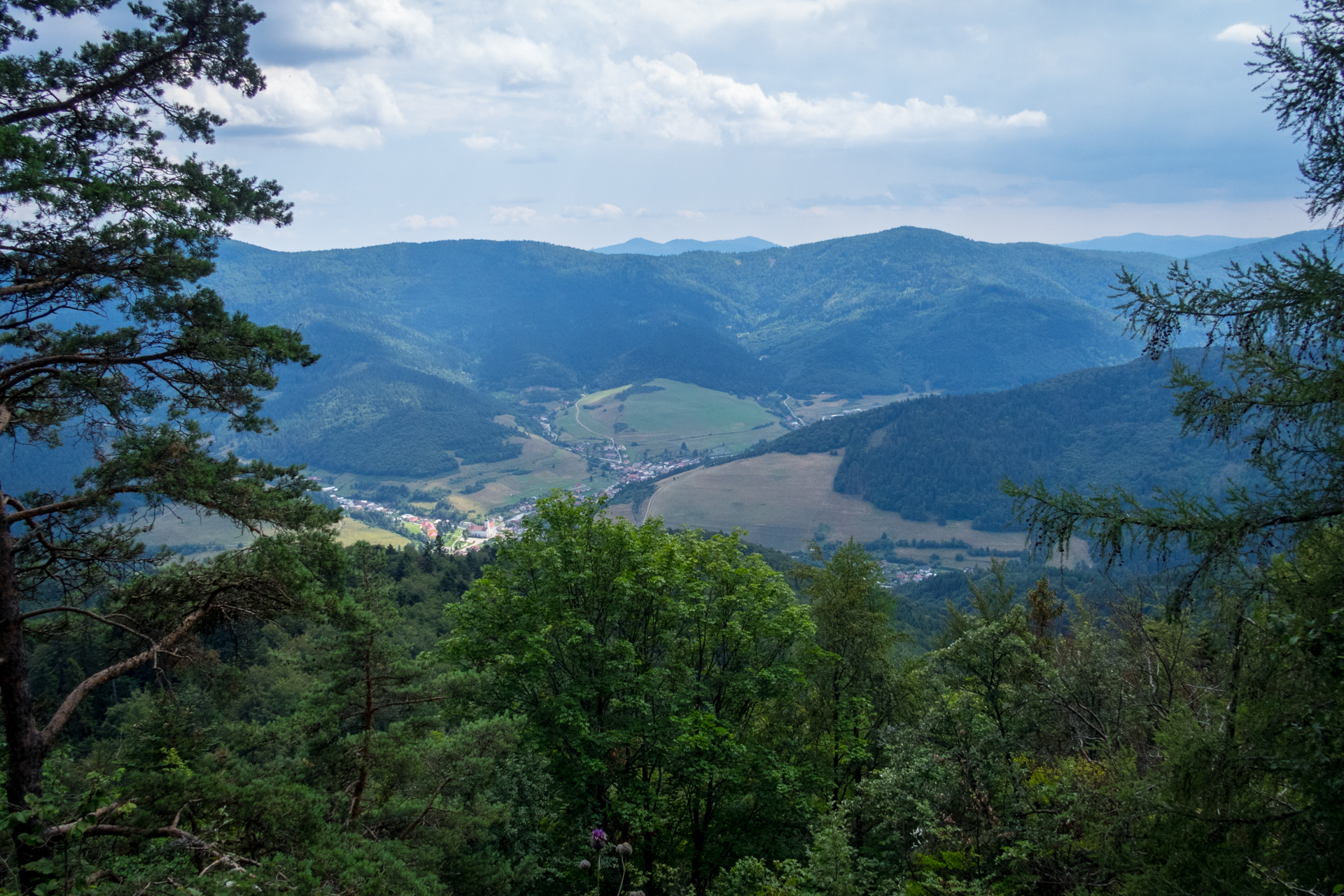 Vysoký vrch a Biela skala zo Sloviniek (Volovské vrchy)