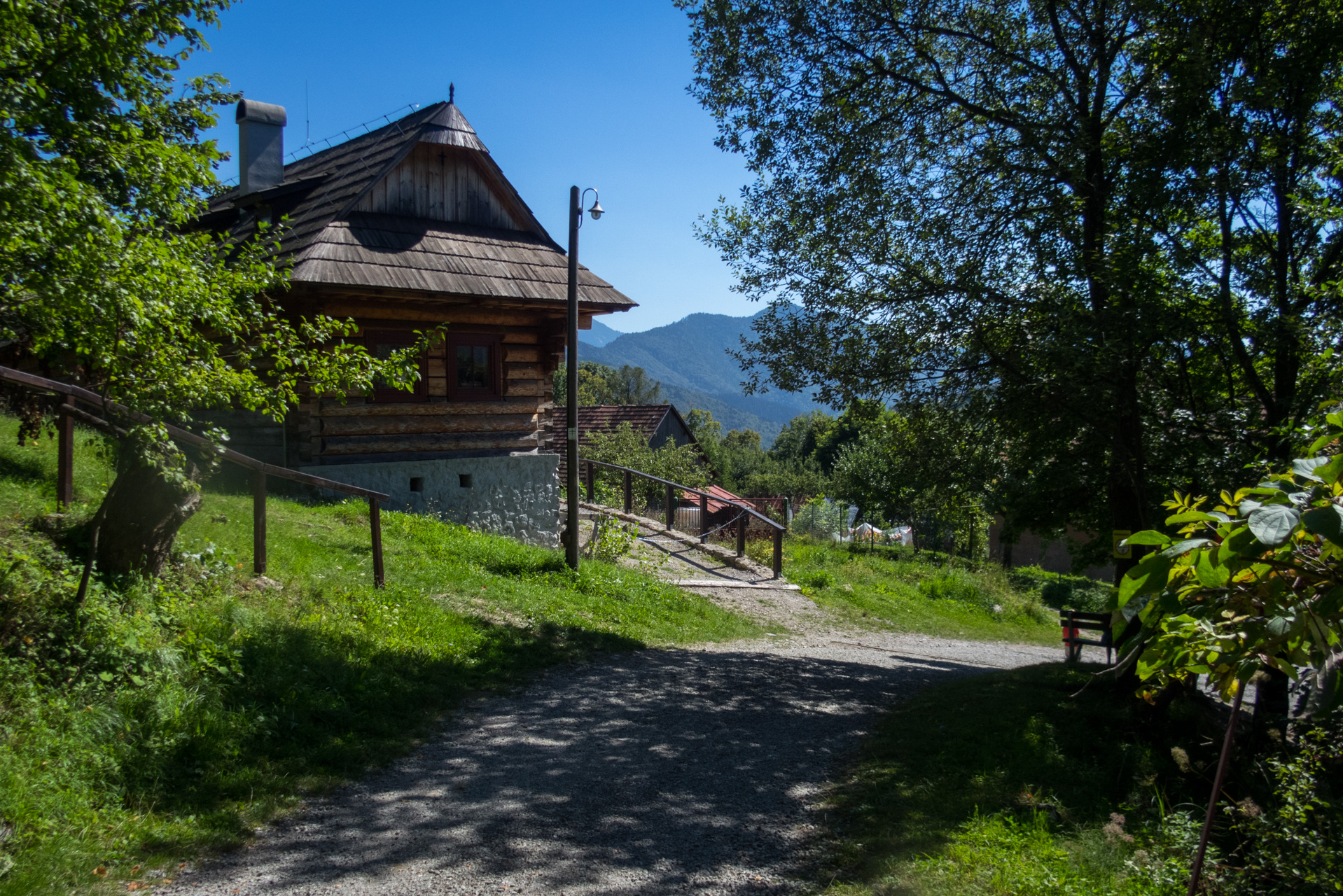 Z vojenskej zotavovne Smrekovica cez Nižné Šiprúnske sedlo do Bieleho potoka (Veľká Fatra)