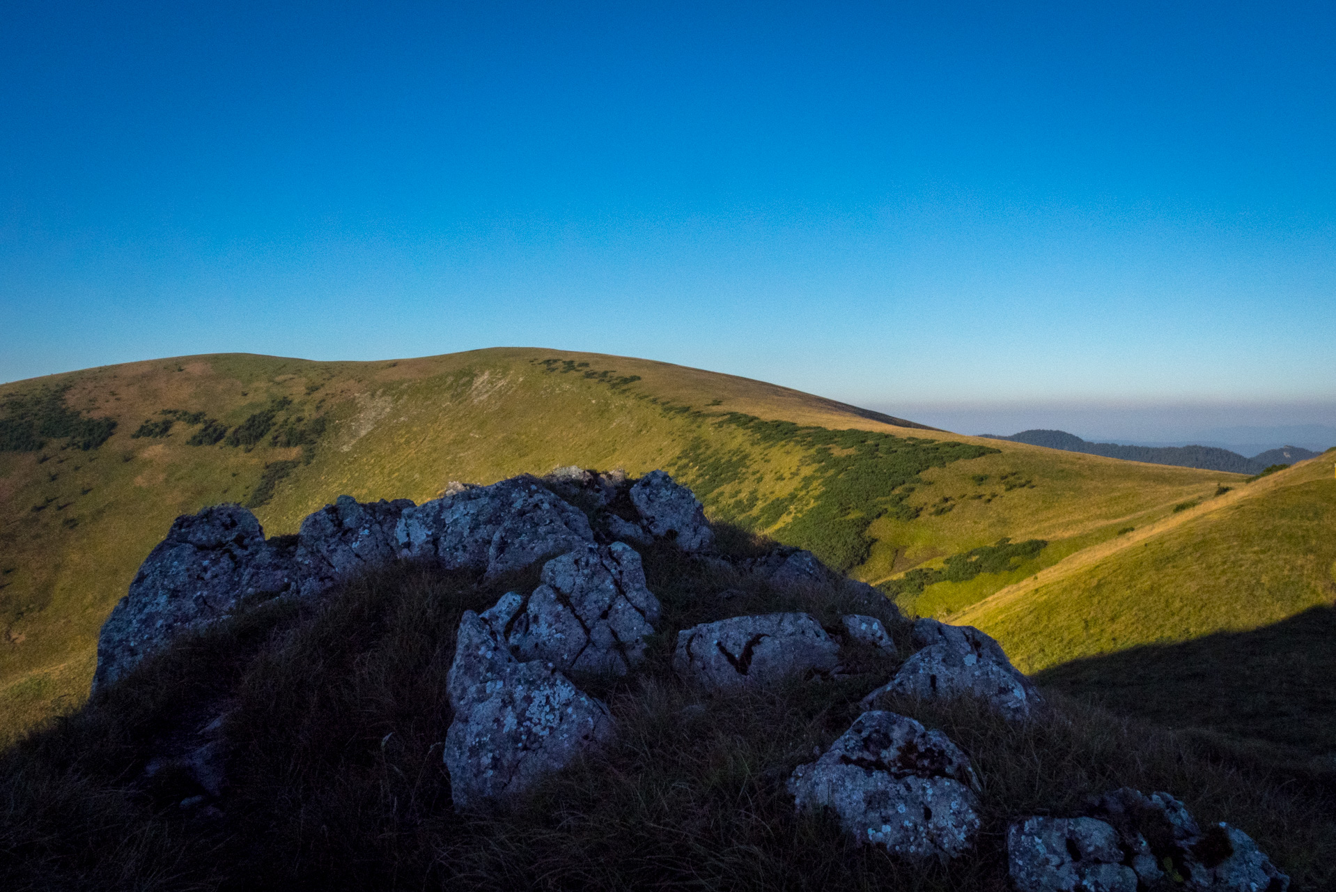 Zo Suchého vrchu cez Ploskú na voj. zotavovňu Smrekovica (Veľká Fatra)