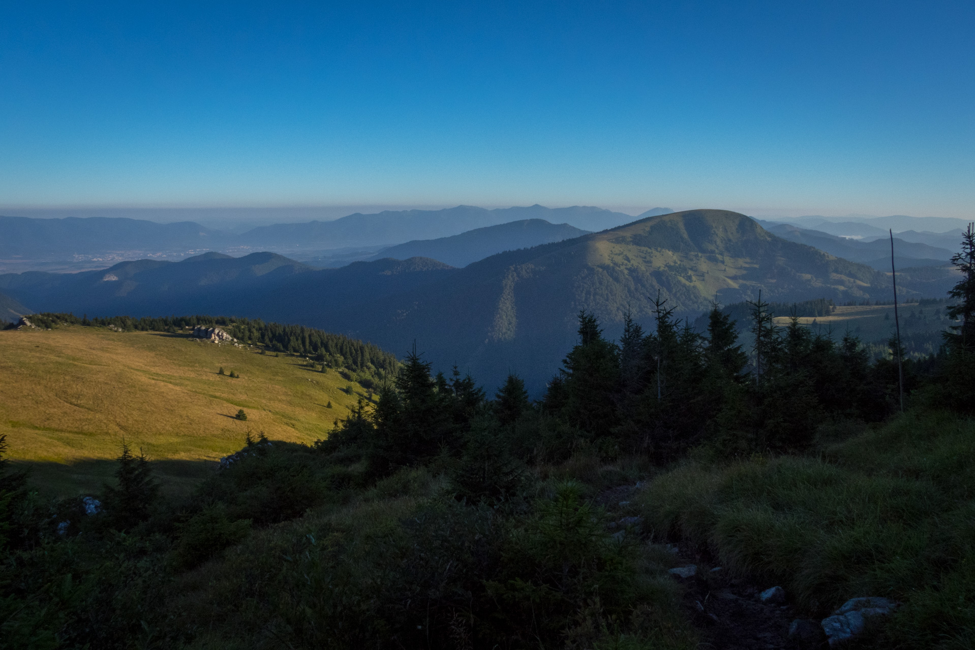 Zo Suchého vrchu cez Ploskú na voj. zotavovňu Smrekovica (Veľká Fatra)