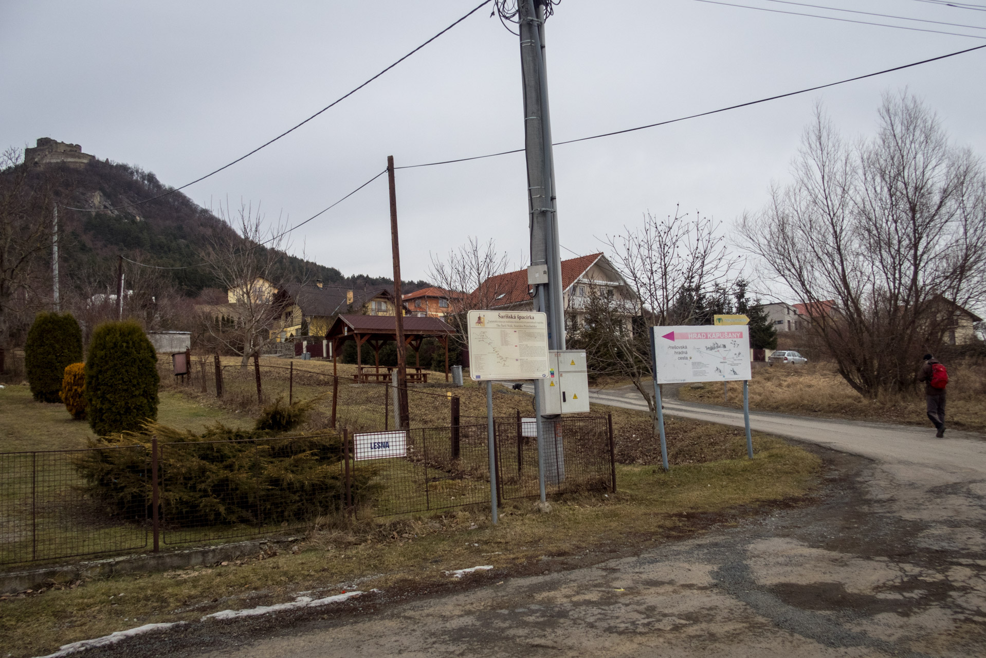 Kapušiansky hrad a hradný vrch z Kapušian (Šariš)