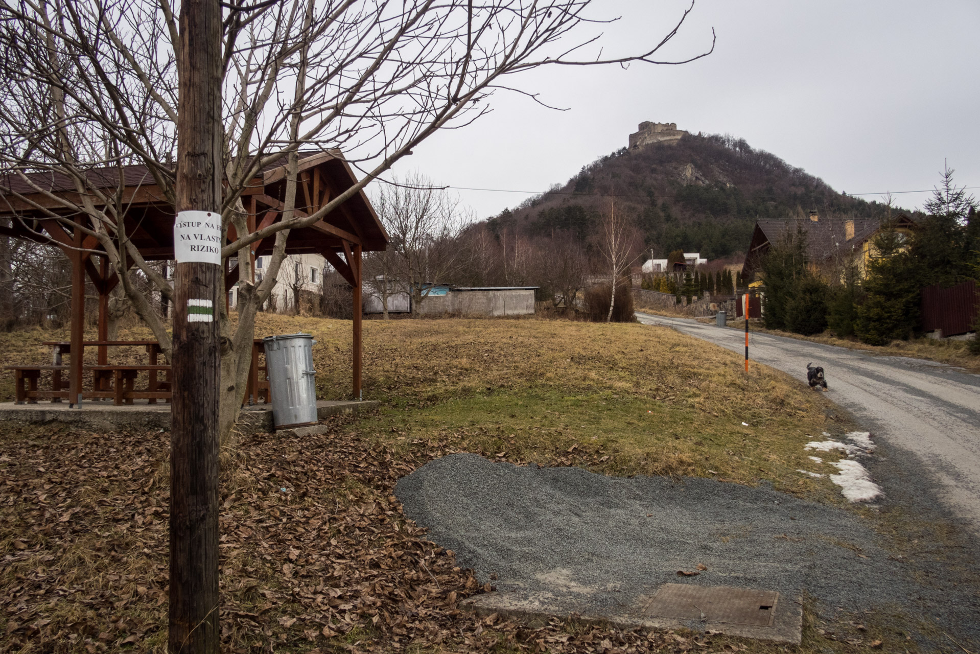 Kapušiansky hrad a hradný vrch z Kapušian (Šariš)