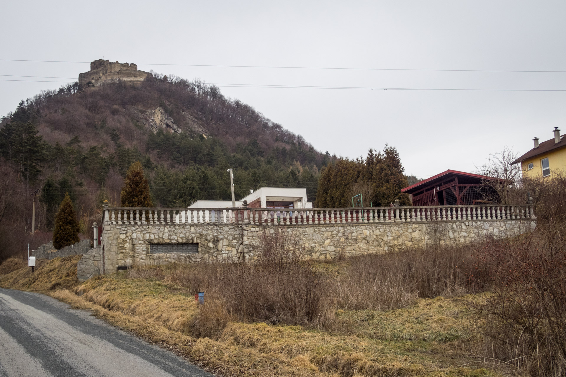 Kapušiansky hrad a hradný vrch z Kapušian (Šariš)