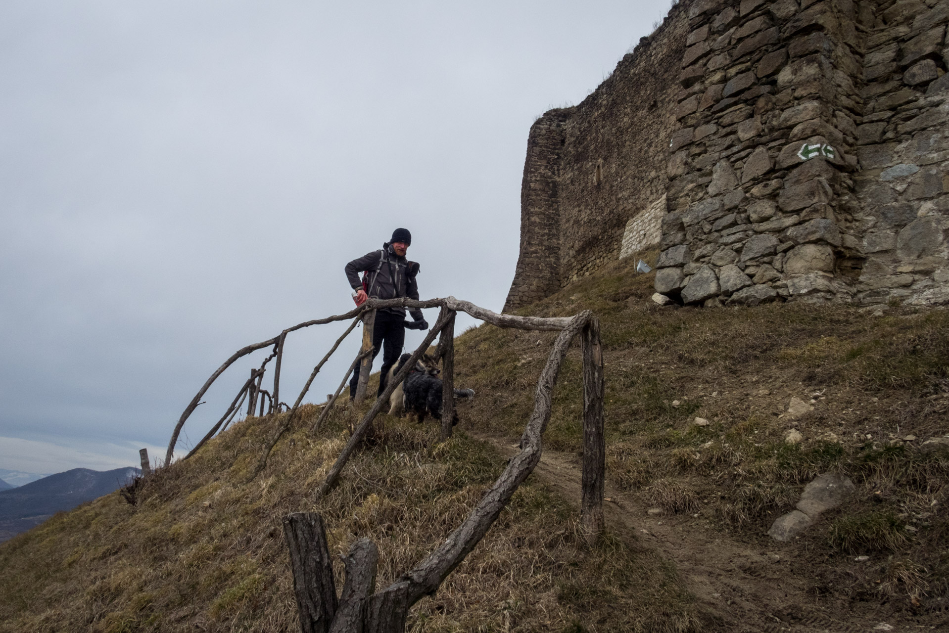 Kapušiansky hrad a hradný vrch z Kapušian (Šariš)