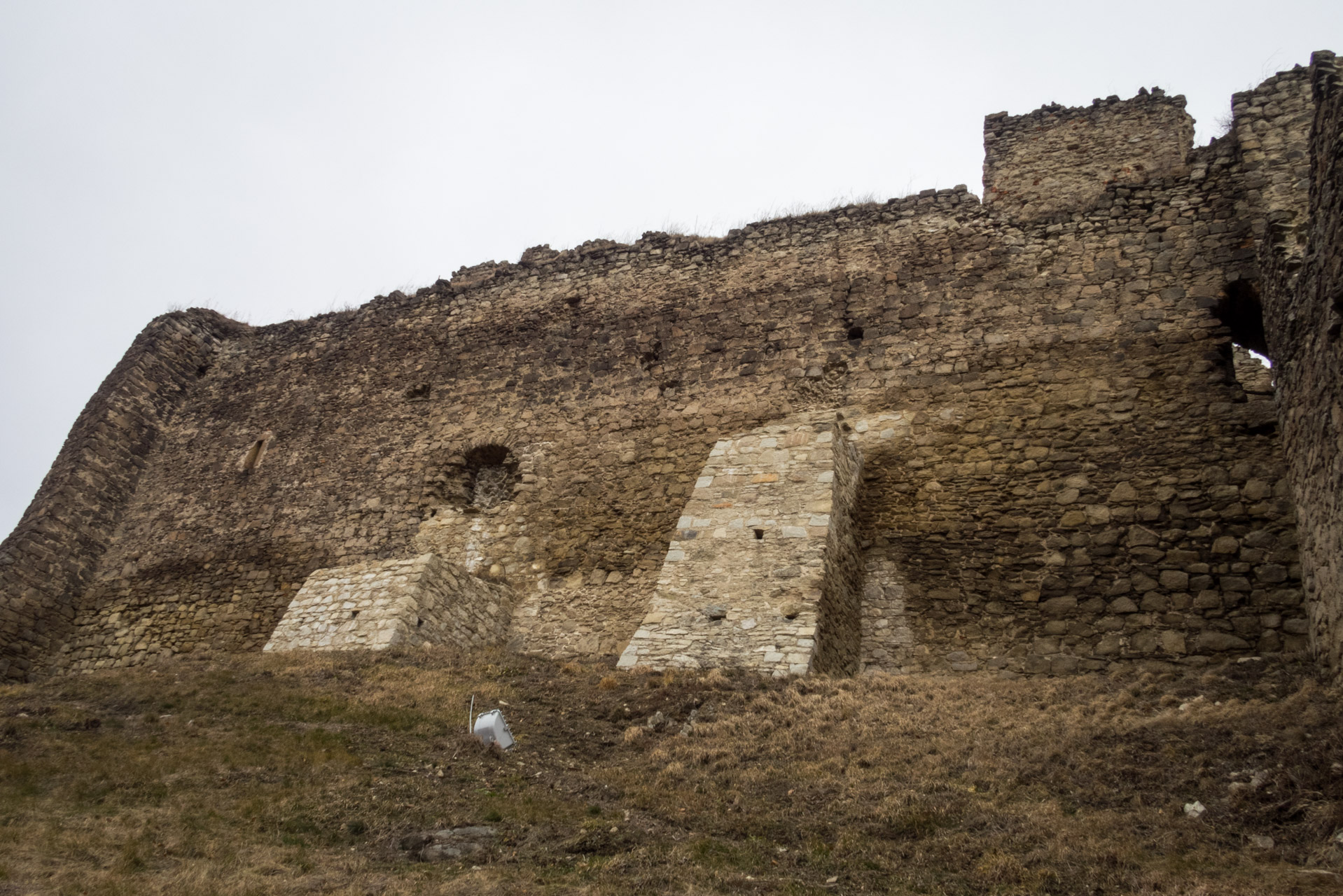 Kapušiansky hrad a hradný vrch z Kapušian (Šariš)