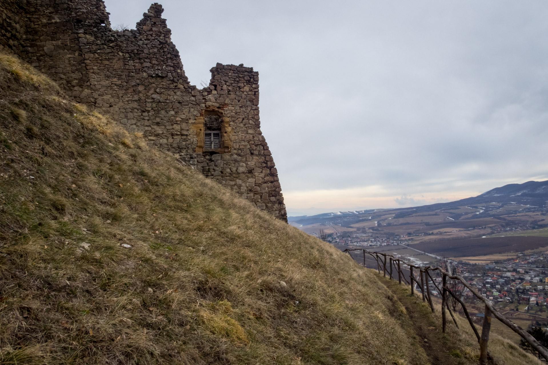 Kapušiansky hrad a hradný vrch z Kapušian (Šariš)