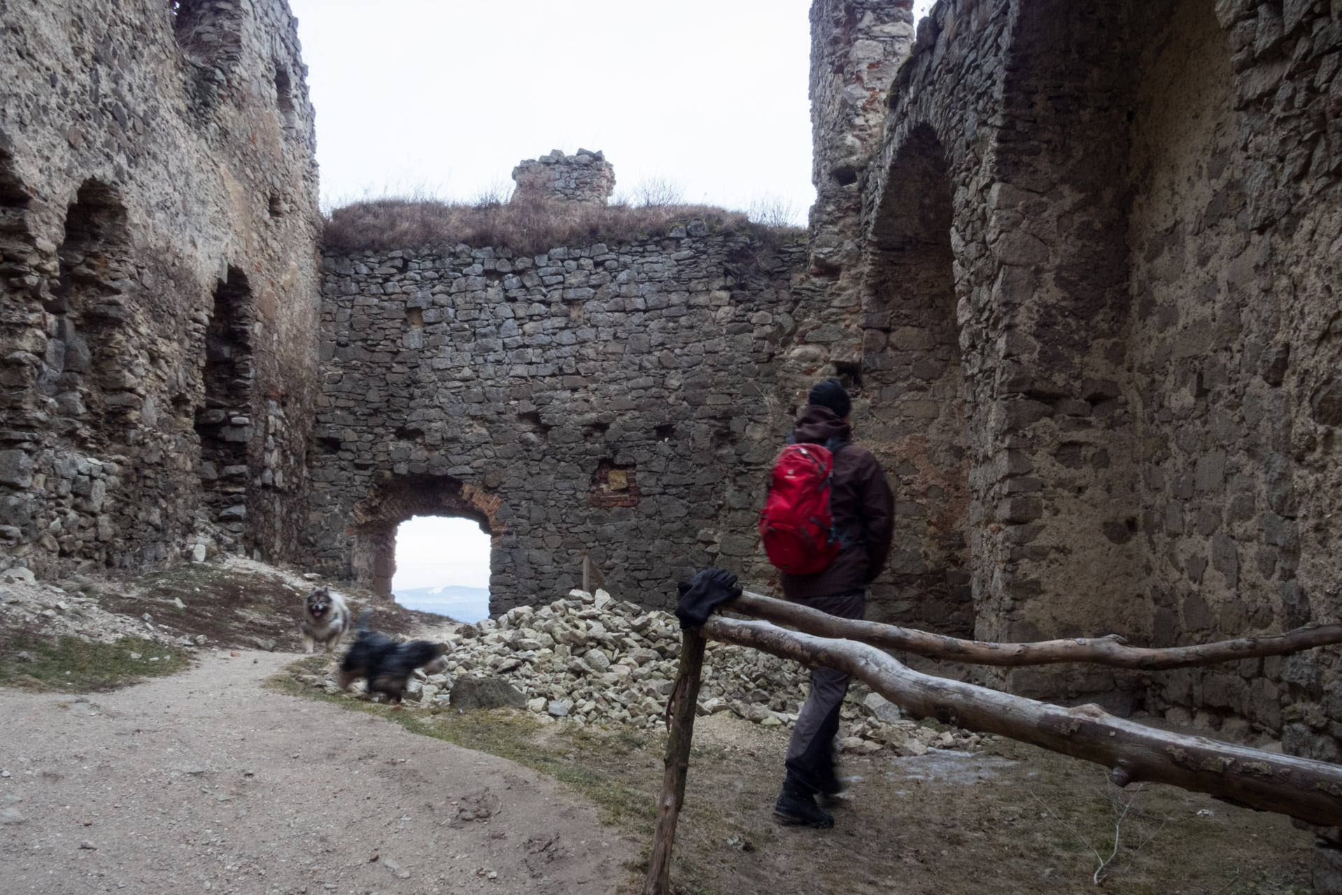 Kapušiansky hrad a hradný vrch z Kapušian (Šariš)