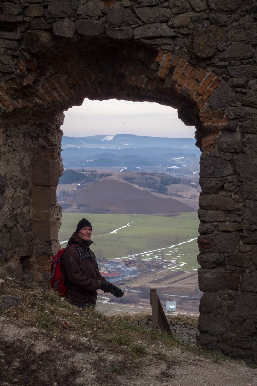 Kapušiansky hrad a hradný vrch z Kapušian (Šariš)