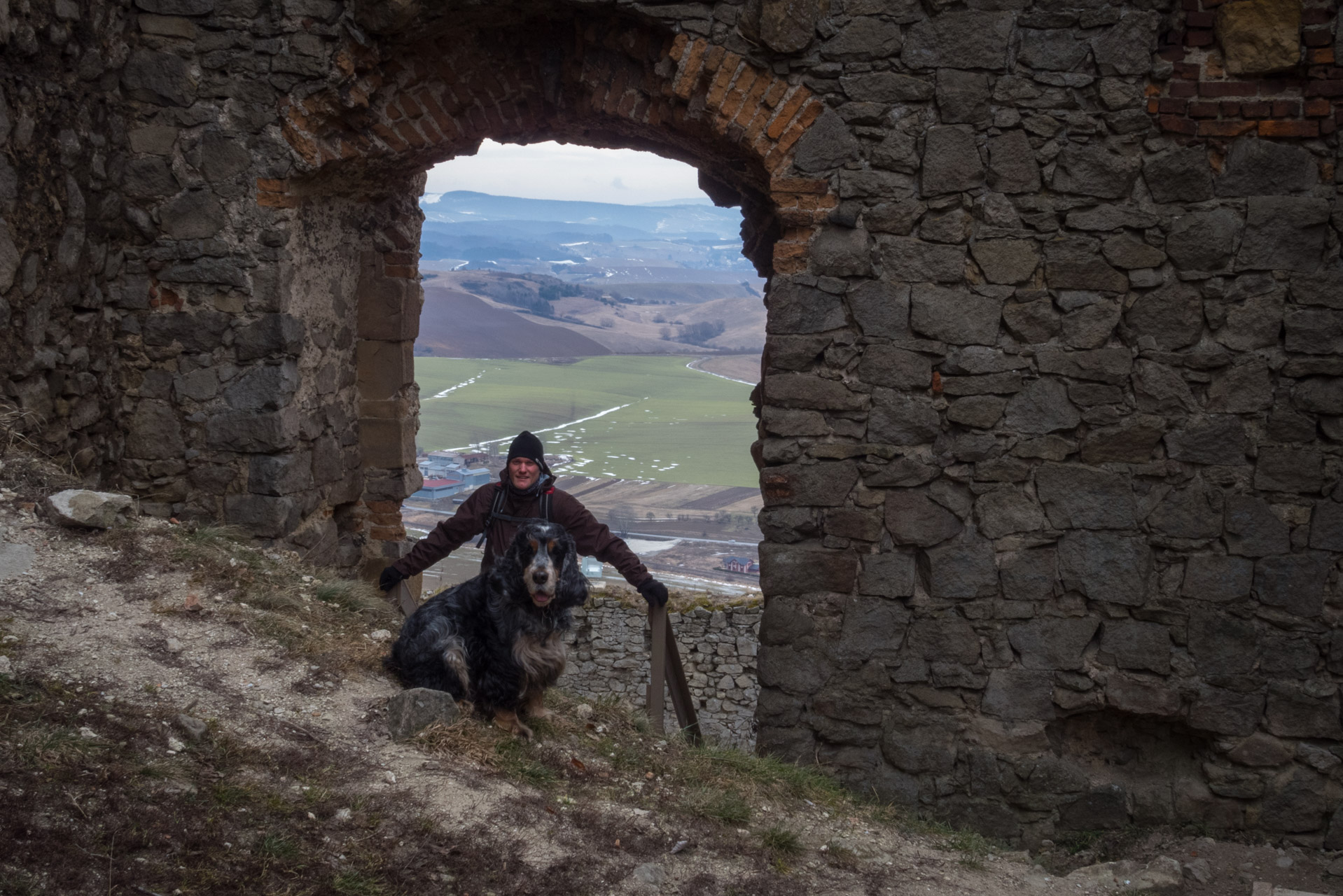 Kapušiansky hrad a hradný vrch z Kapušian (Šariš)