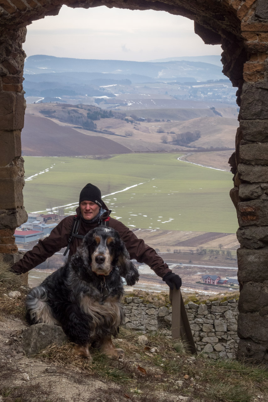 Kapušiansky hrad a hradný vrch z Kapušian (Šariš)