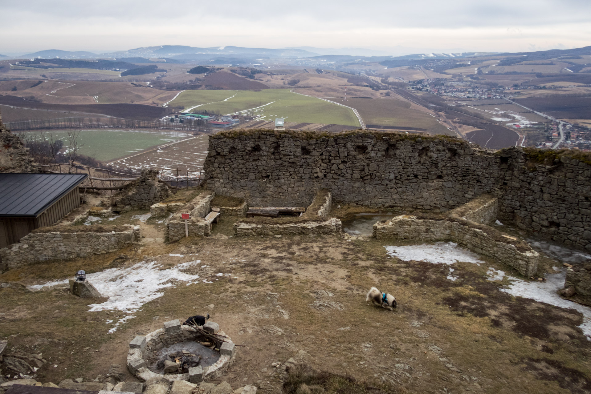 Kapušiansky hrad a hradný vrch z Kapušian (Šariš)