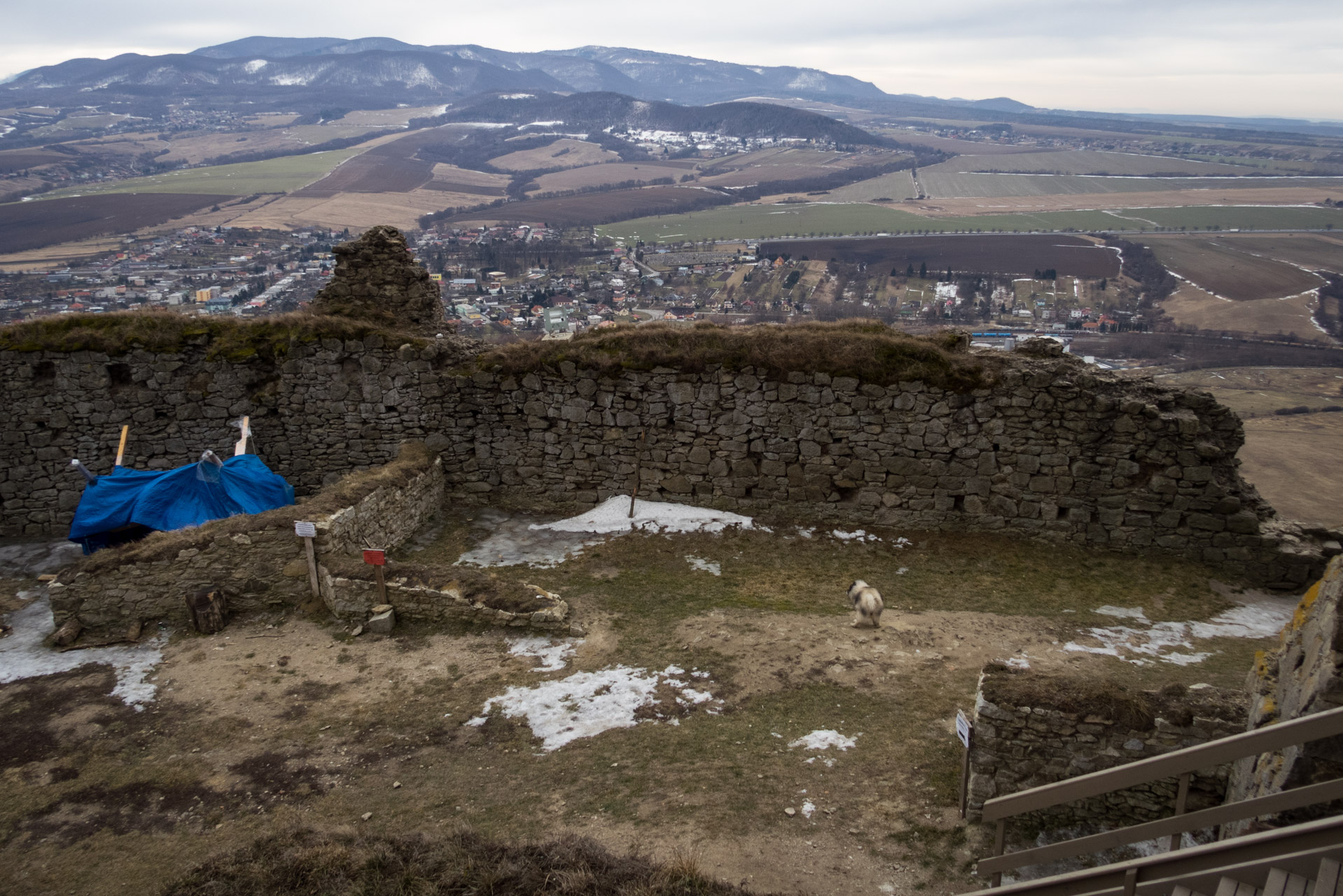 Kapušiansky hrad a hradný vrch z Kapušian (Šariš)