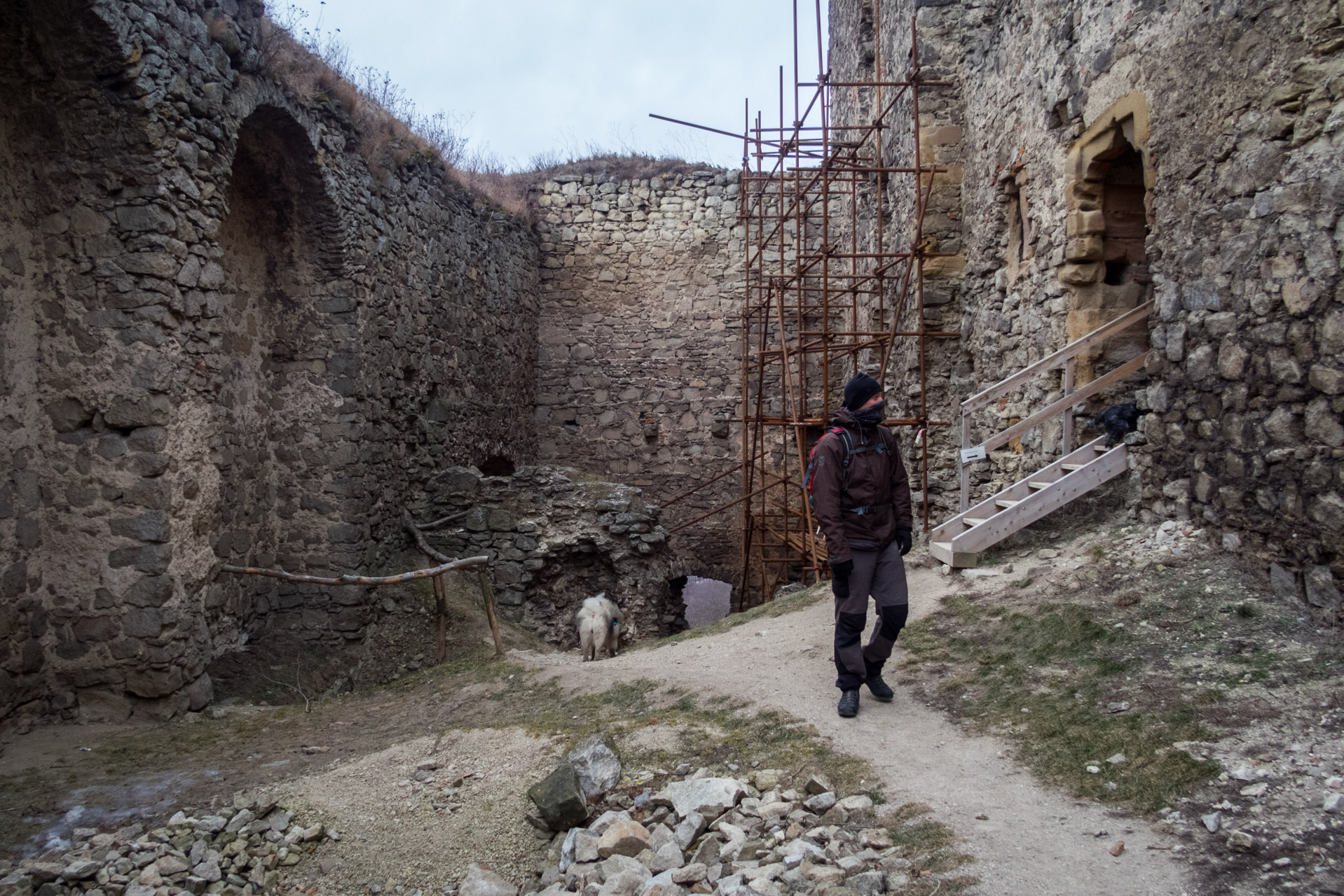 Kapušiansky hrad a hradný vrch z Kapušian (Šariš)