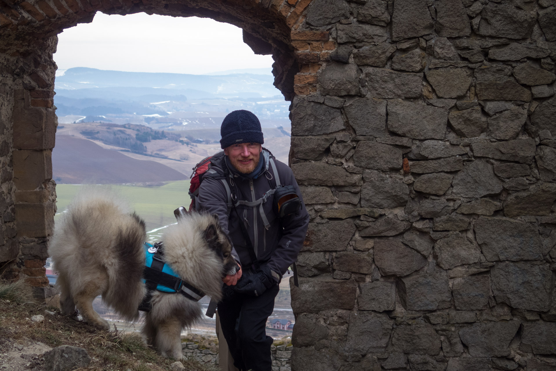 Kapušiansky hrad a hradný vrch z Kapušian (Šariš)