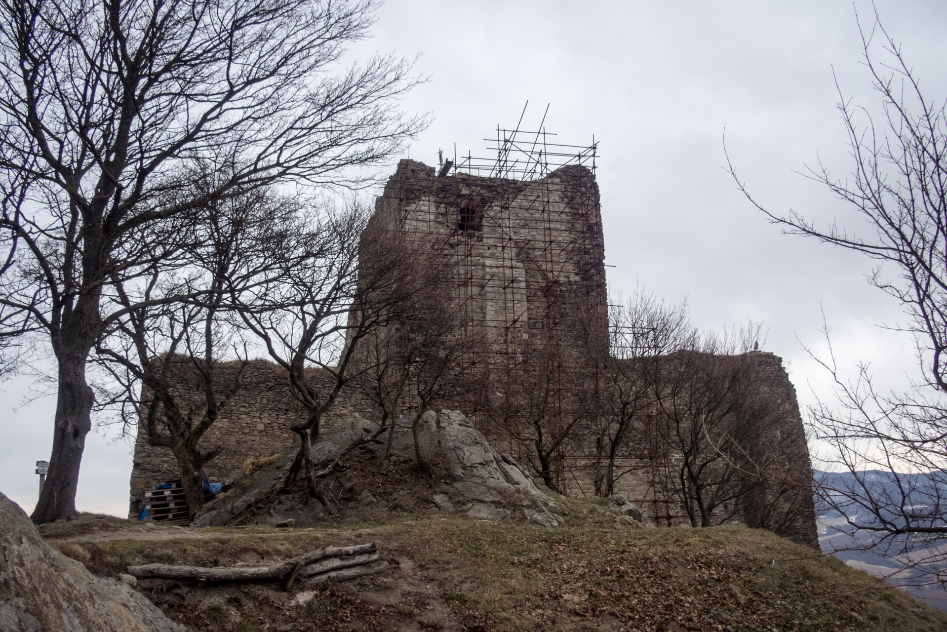 Kapušiansky hrad a hradný vrch z Kapušian (Šariš)