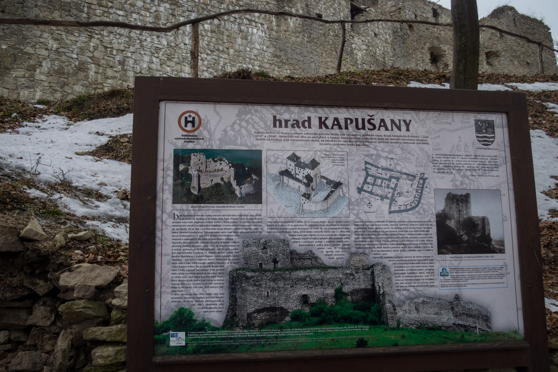 Kapušiansky hrad a hradný vrch z Kapušian (Šariš)