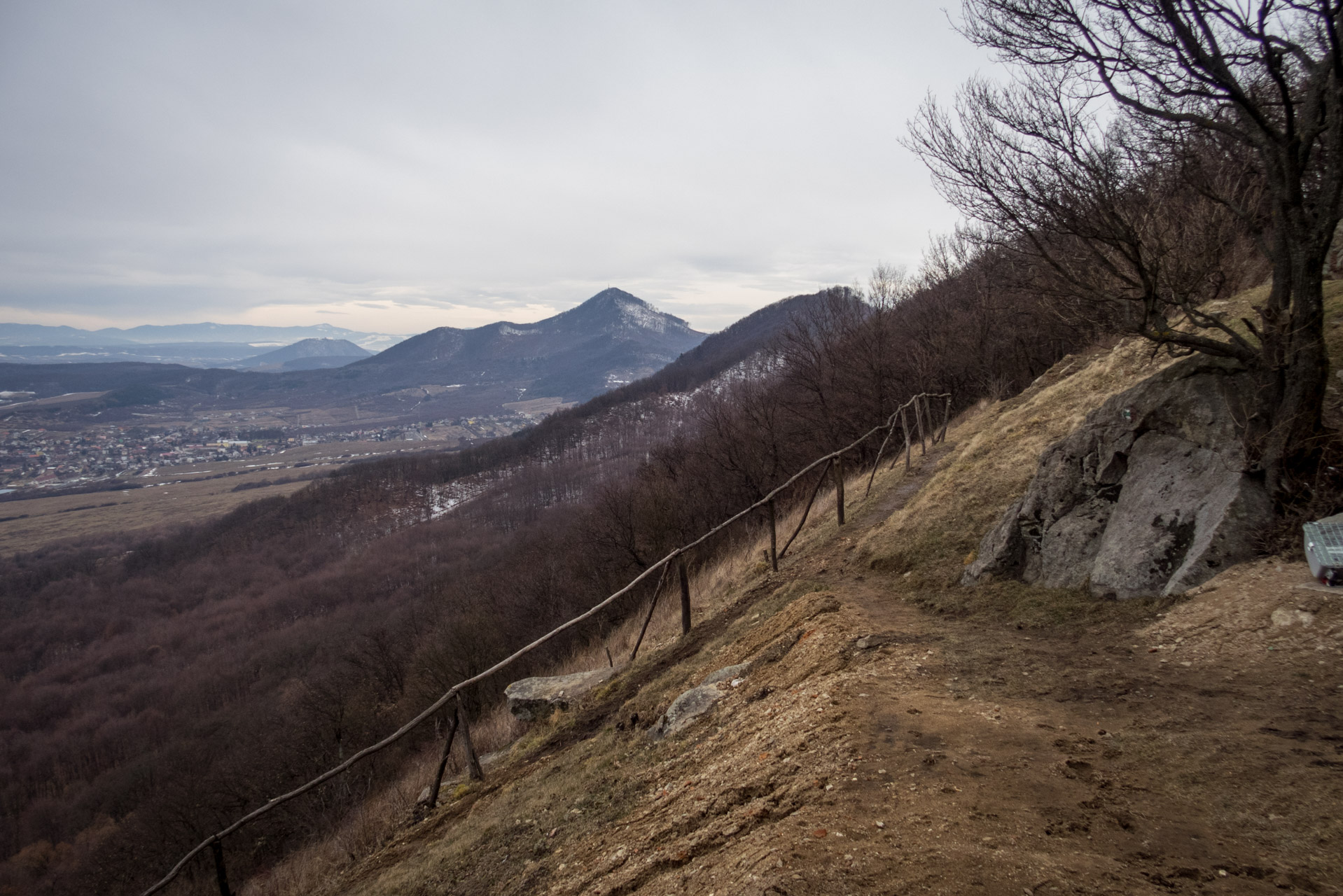 Kapušiansky hrad a hradný vrch z Kapušian (Šariš)