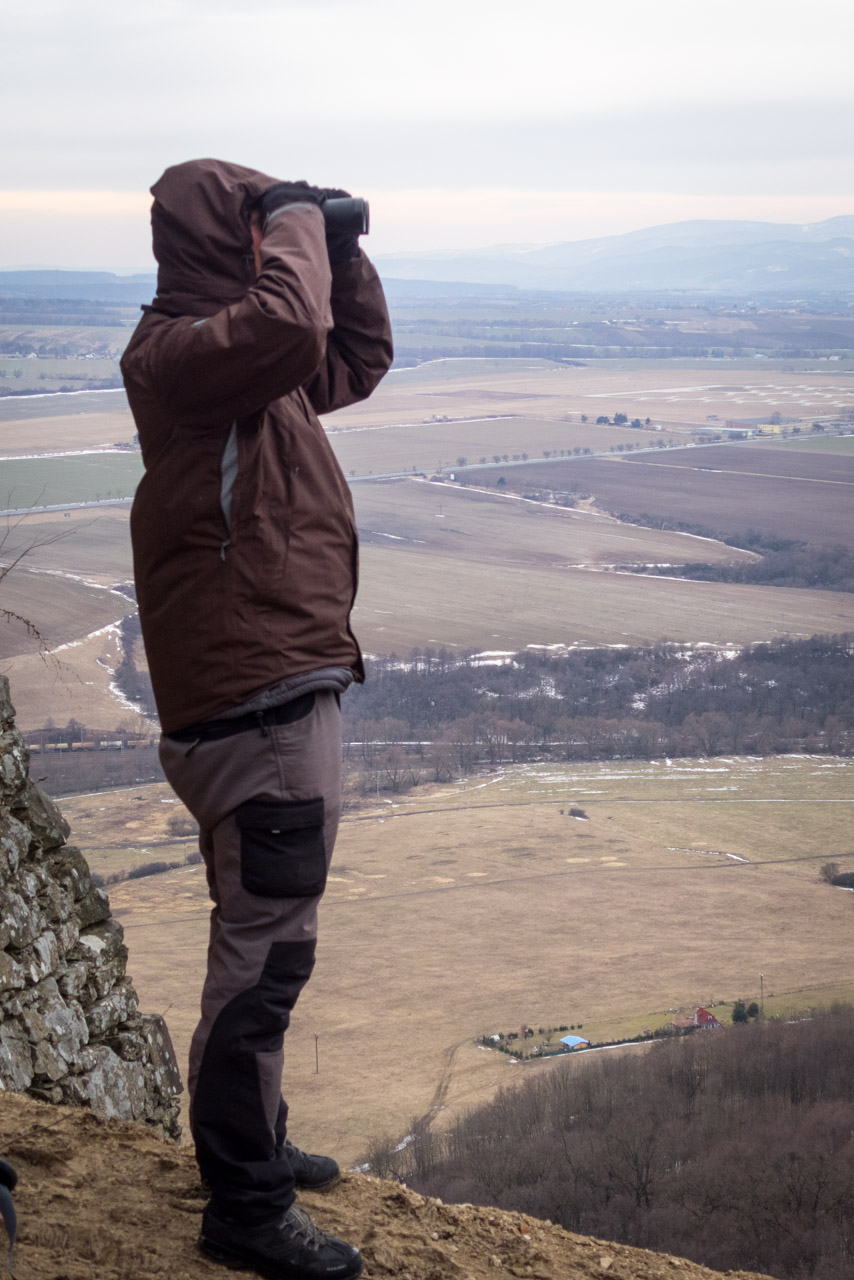 Kapušiansky hrad a hradný vrch z Kapušian (Šariš)