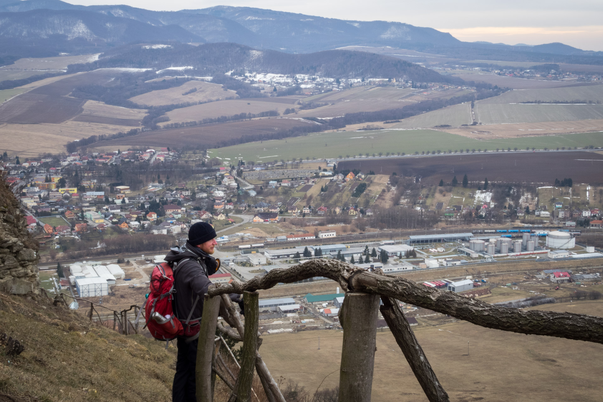 Kapušiansky hrad a hradný vrch z Kapušian (Šariš)