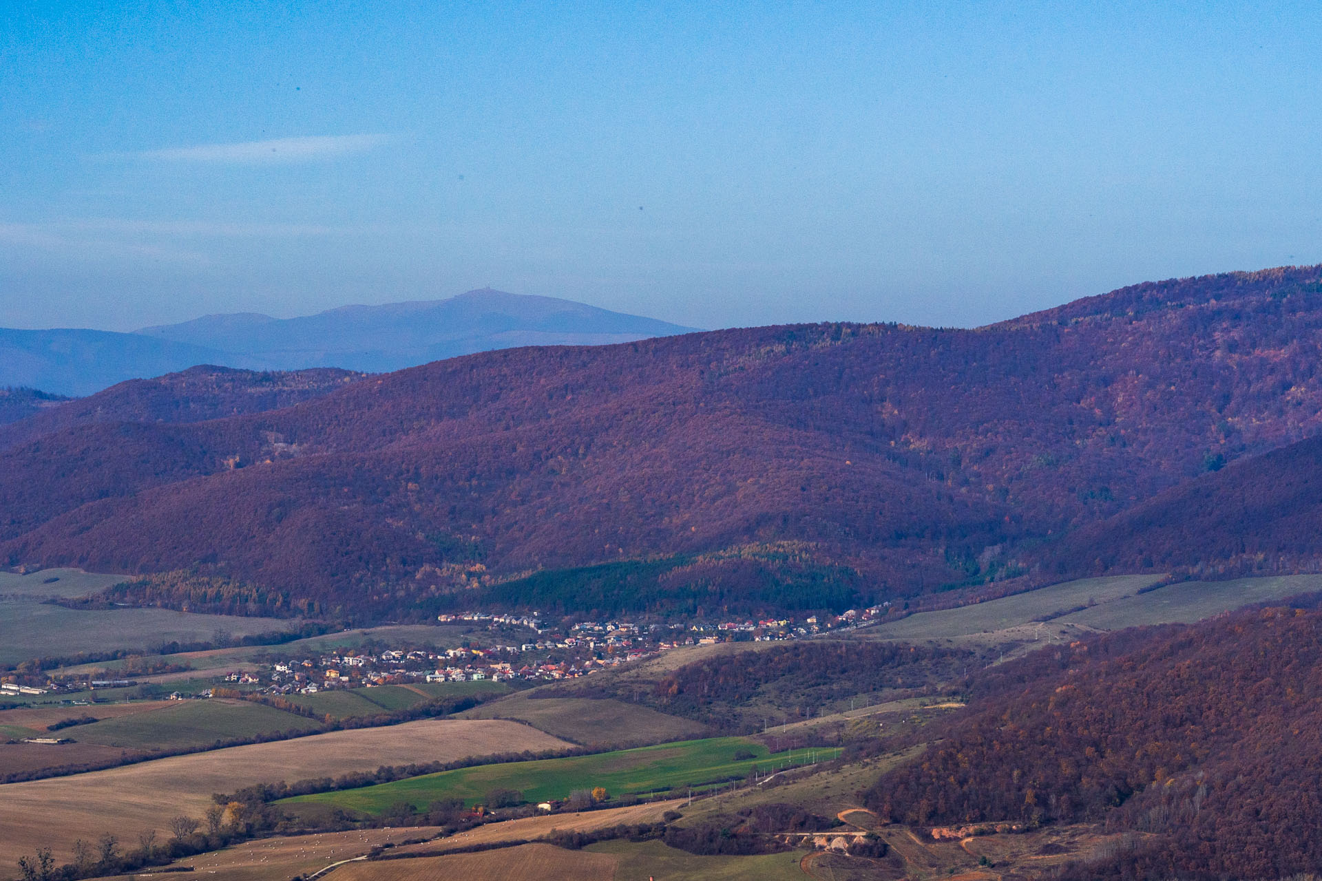 Dievčenská skala z Jablonovského sedla (Slovenský kras)