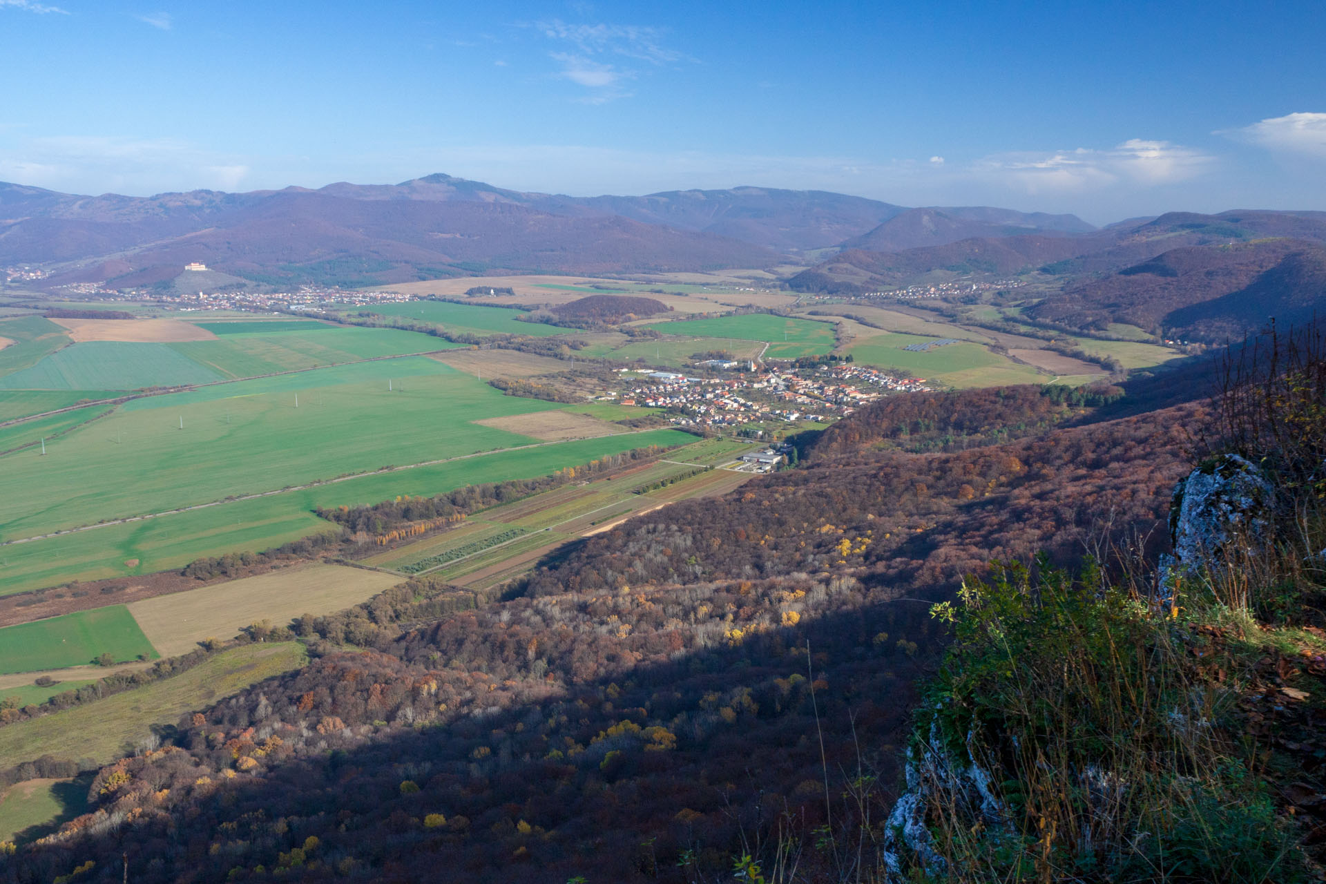 Dievčenská skala z Jablonovského sedla (Slovenský kras)