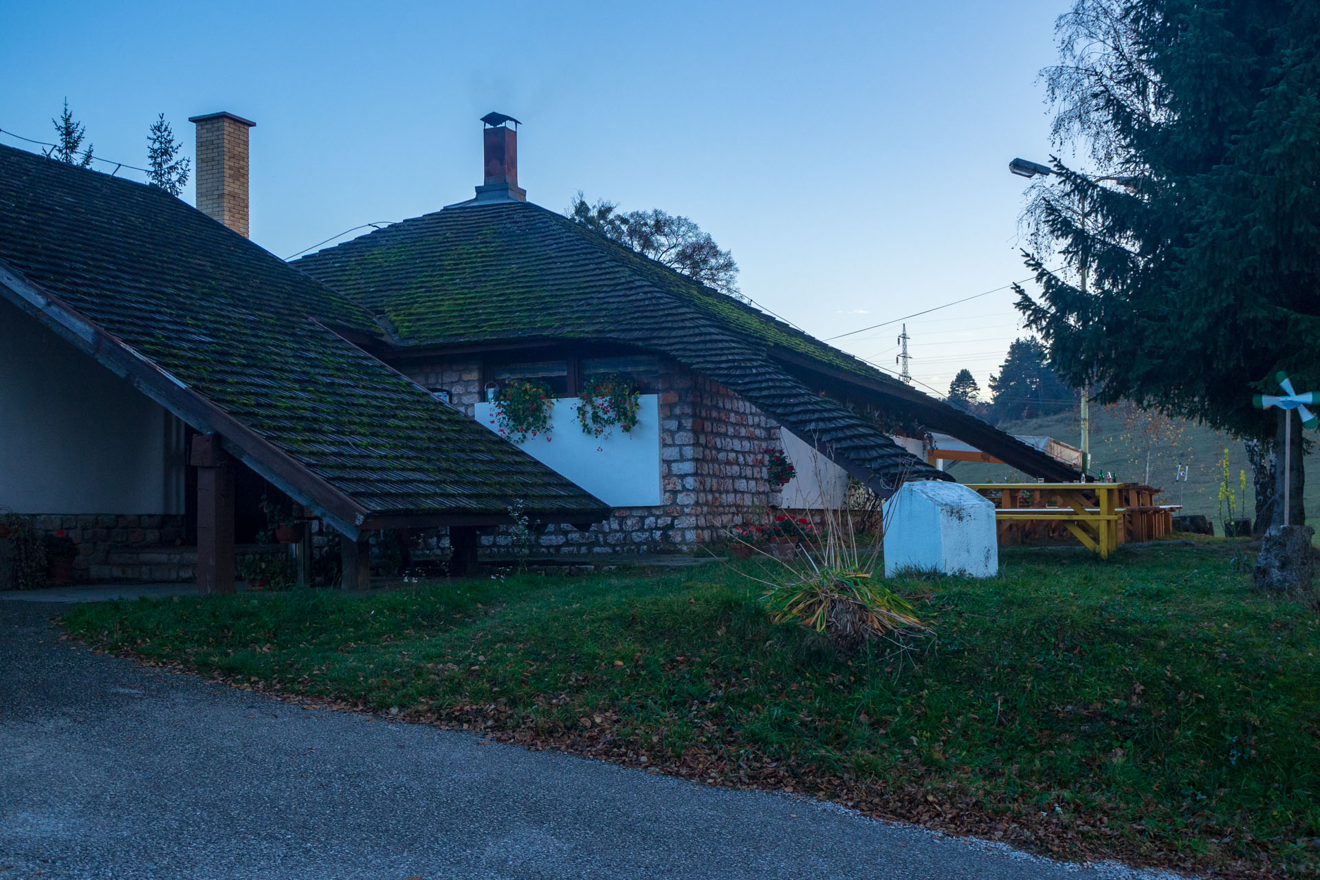 Dievčenská skala z Jablonovského sedla (Slovenský kras)