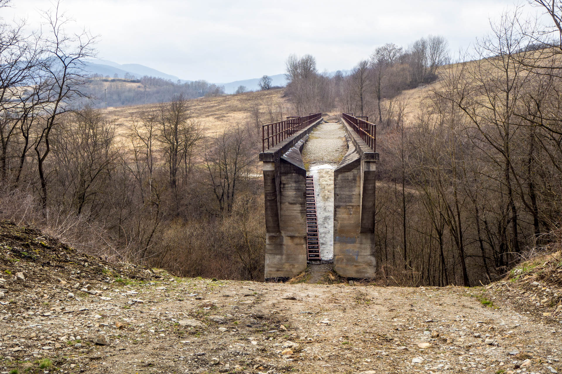 Koprášsky viadukt, Koprášsky a Slavošovský tunel zo Slavošoviec (Stolické vrchy)