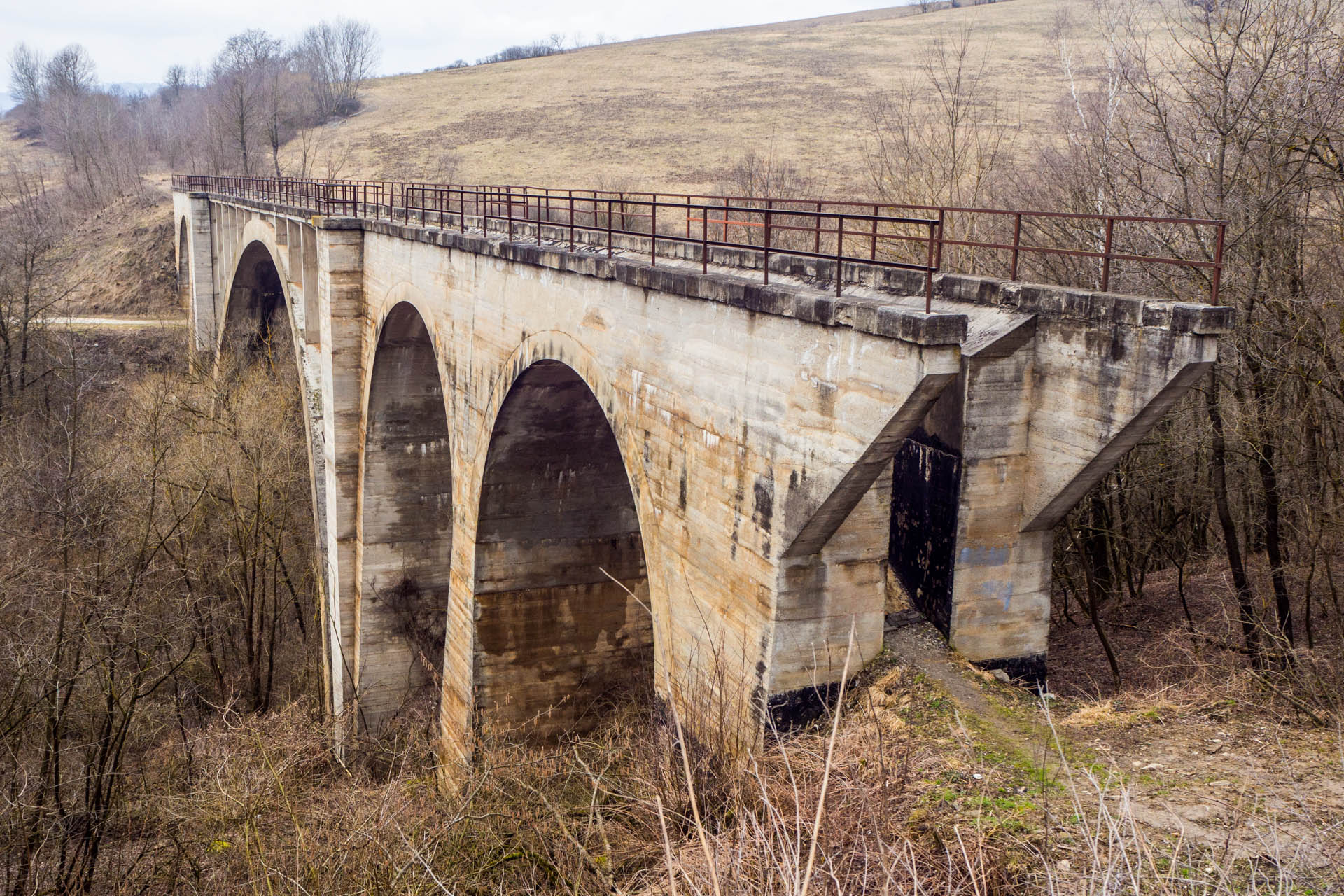 Koprášsky viadukt, Koprášsky a Slavošovský tunel zo Slavošoviec (Stolické vrchy)