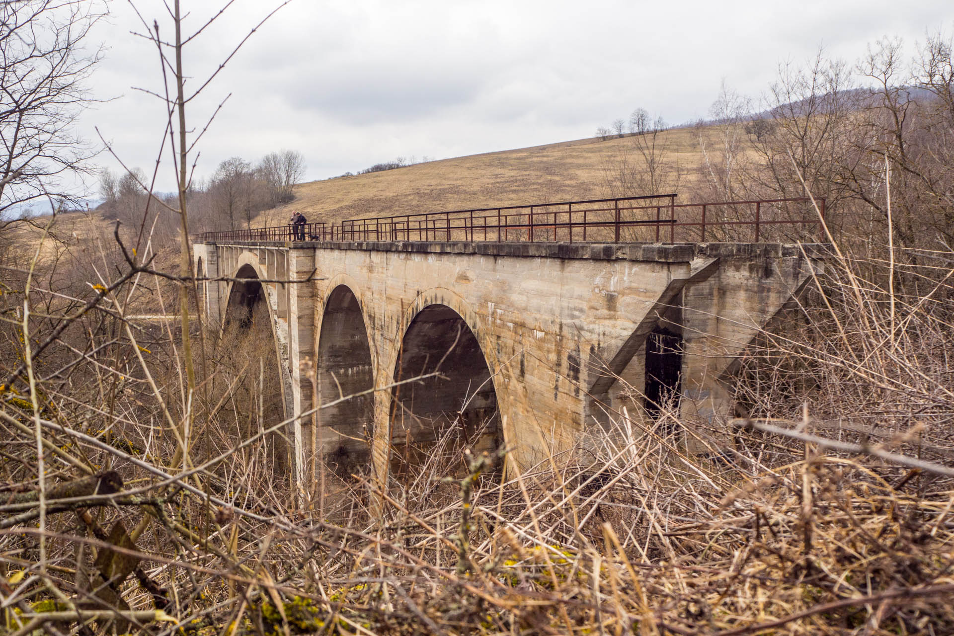 Koprášsky viadukt, Koprášsky a Slavošovský tunel zo Slavošoviec (Stolické vrchy)