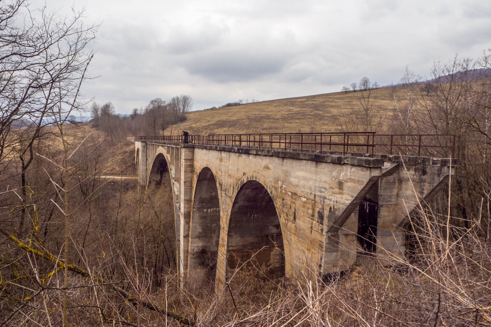 Koprášsky viadukt, Koprášsky a Slavošovský tunel zo Slavošoviec (Stolické vrchy)