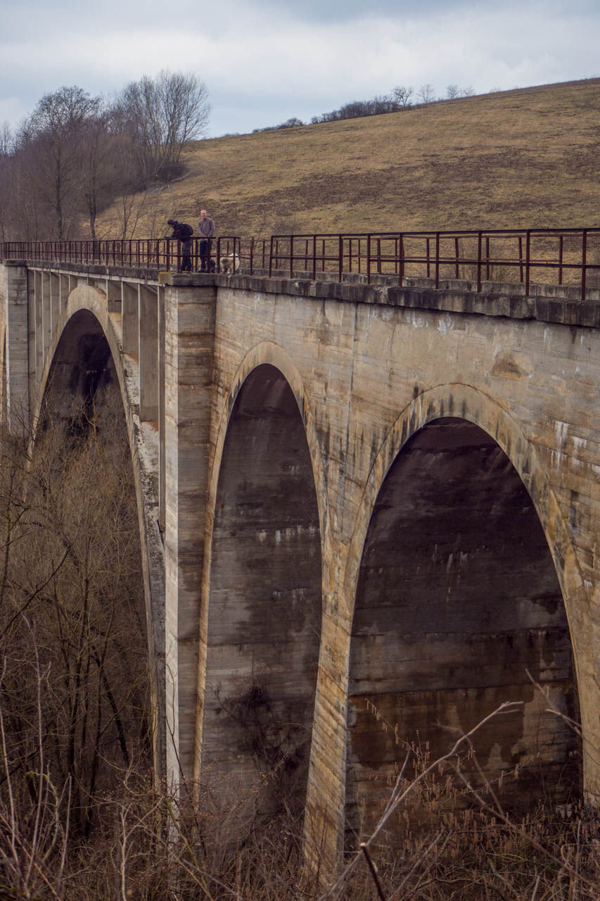 Koprášsky viadukt, Koprášsky a Slavošovský tunel zo Slavošoviec (Stolické vrchy)