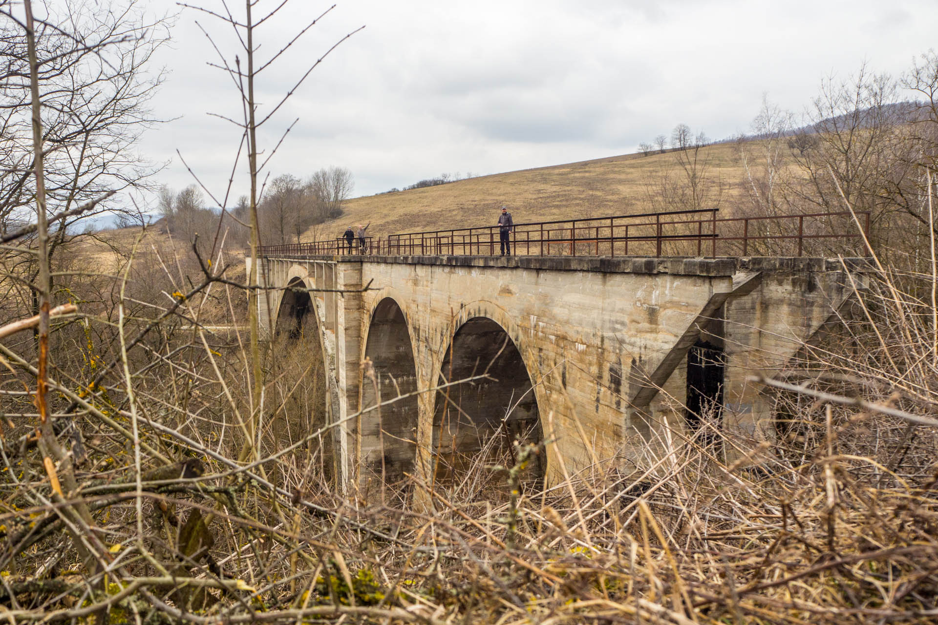 Koprášsky viadukt, Koprášsky a Slavošovský tunel zo Slavošoviec (Stolické vrchy)