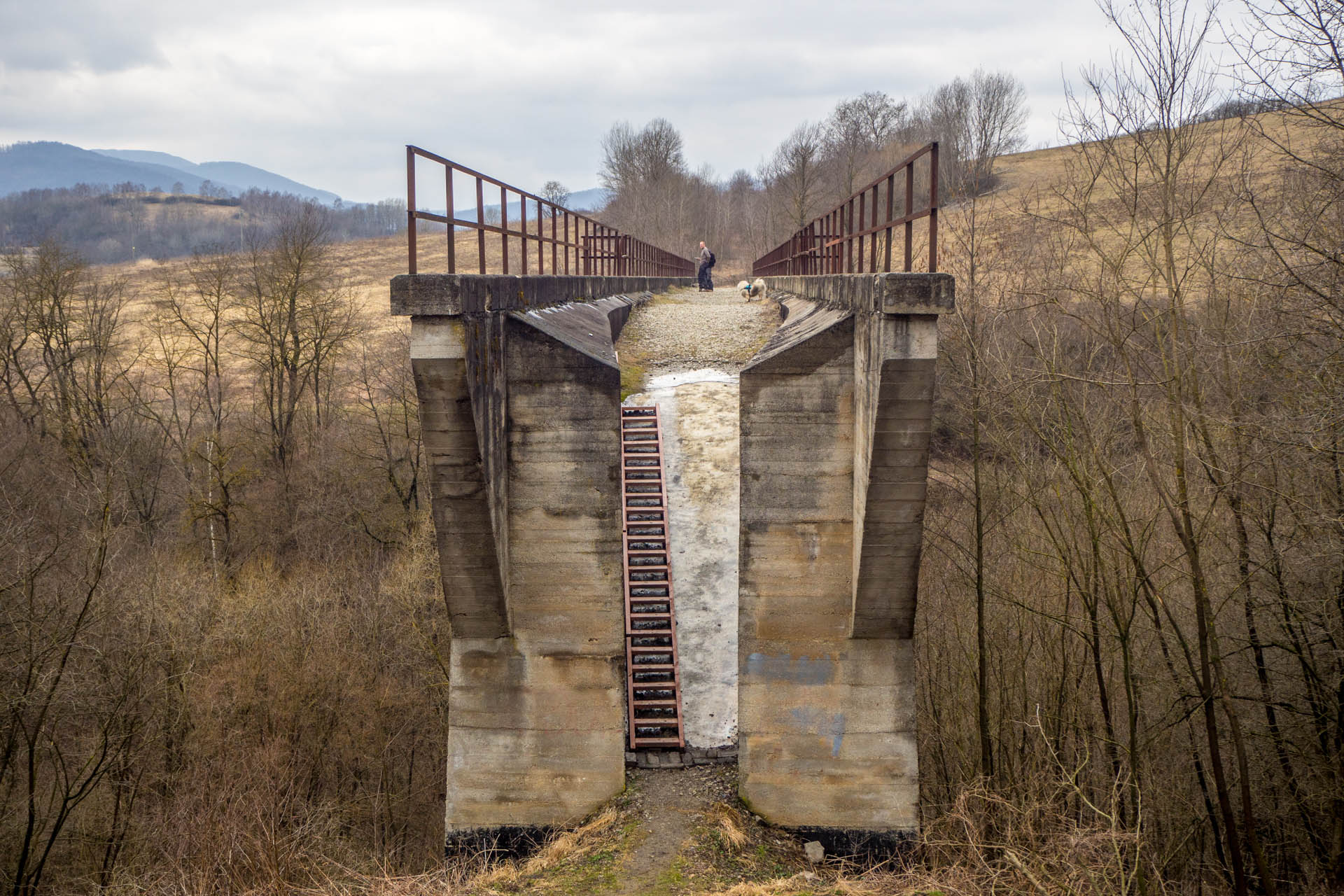 Koprášsky viadukt, Koprášsky a Slavošovský tunel zo Slavošoviec (Stolické vrchy)