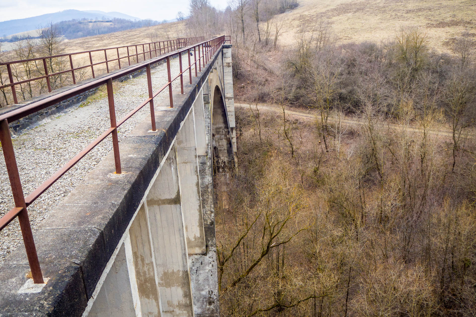 Koprášsky viadukt, Koprášsky a Slavošovský tunel zo Slavošoviec (Stolické vrchy)